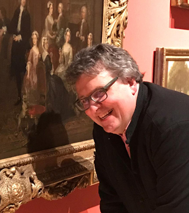 Photograph of Lars Tharp with the Hogarth painting